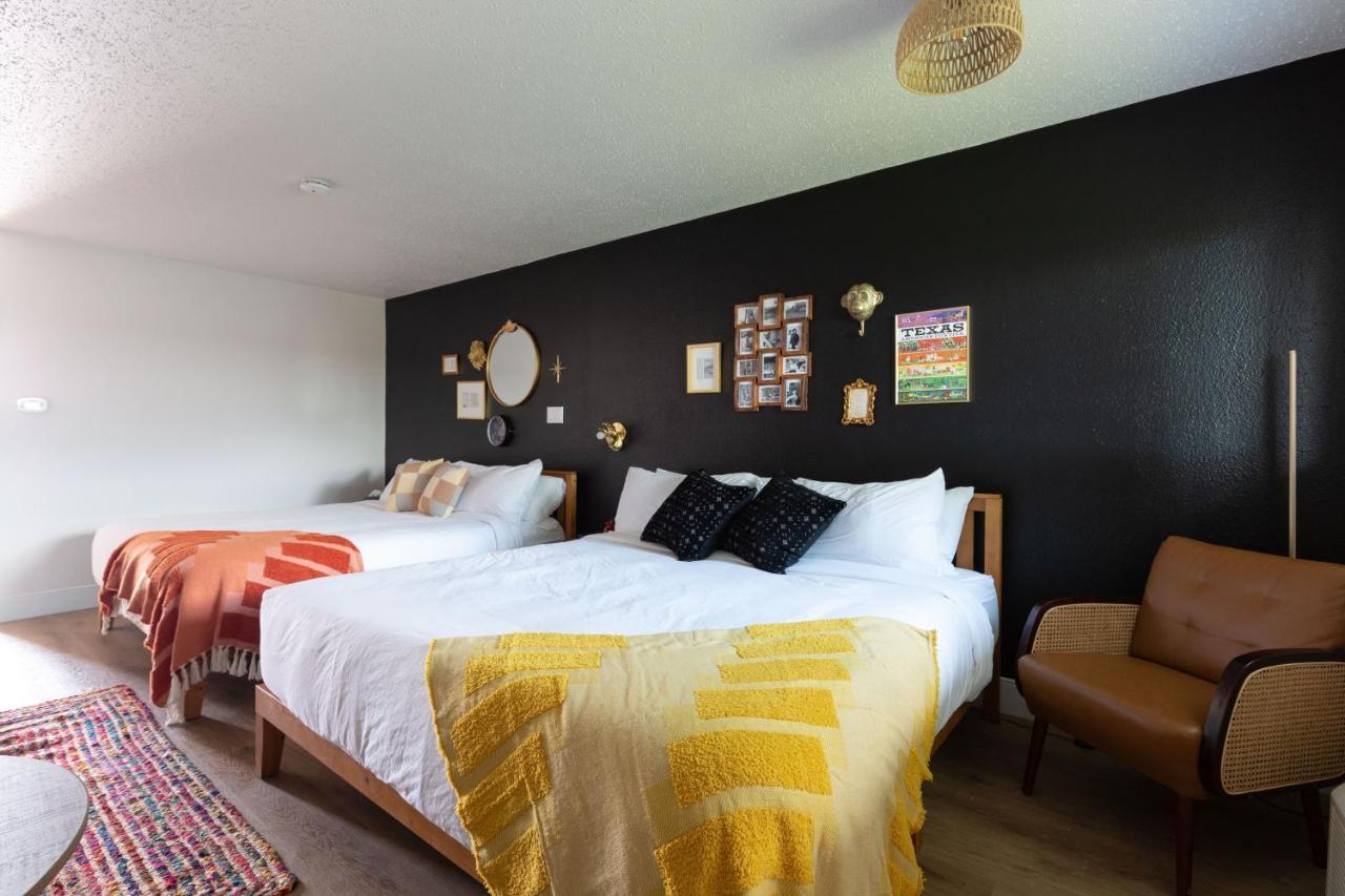 Hotel Mccoy - Art, Libations, Pool Society College Station Esterno foto