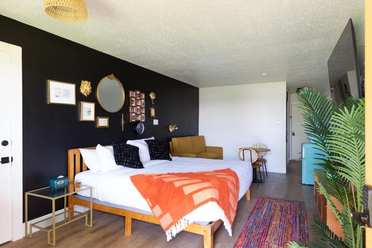 Hotel Mccoy - Art, Libations, Pool Society College Station Esterno foto