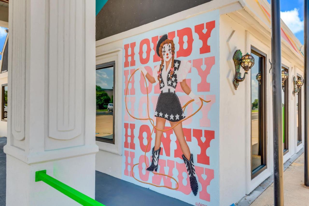 Hotel Mccoy - Art, Libations, Pool Society College Station Esterno foto