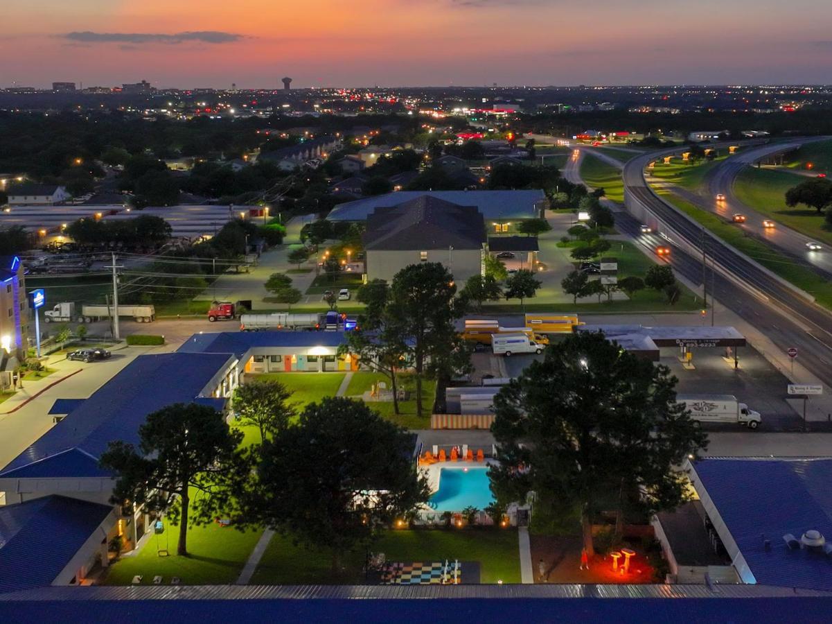 Hotel Mccoy - Art, Libations, Pool Society College Station Esterno foto