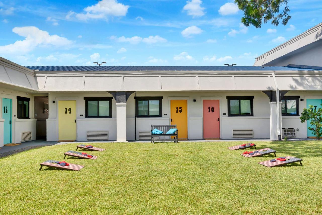 Hotel Mccoy - Art, Libations, Pool Society College Station Esterno foto